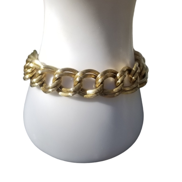 AVON 1981 GOLDTONE TEXTURED LINK CHAIN BRACELET - Picture 2 of 5